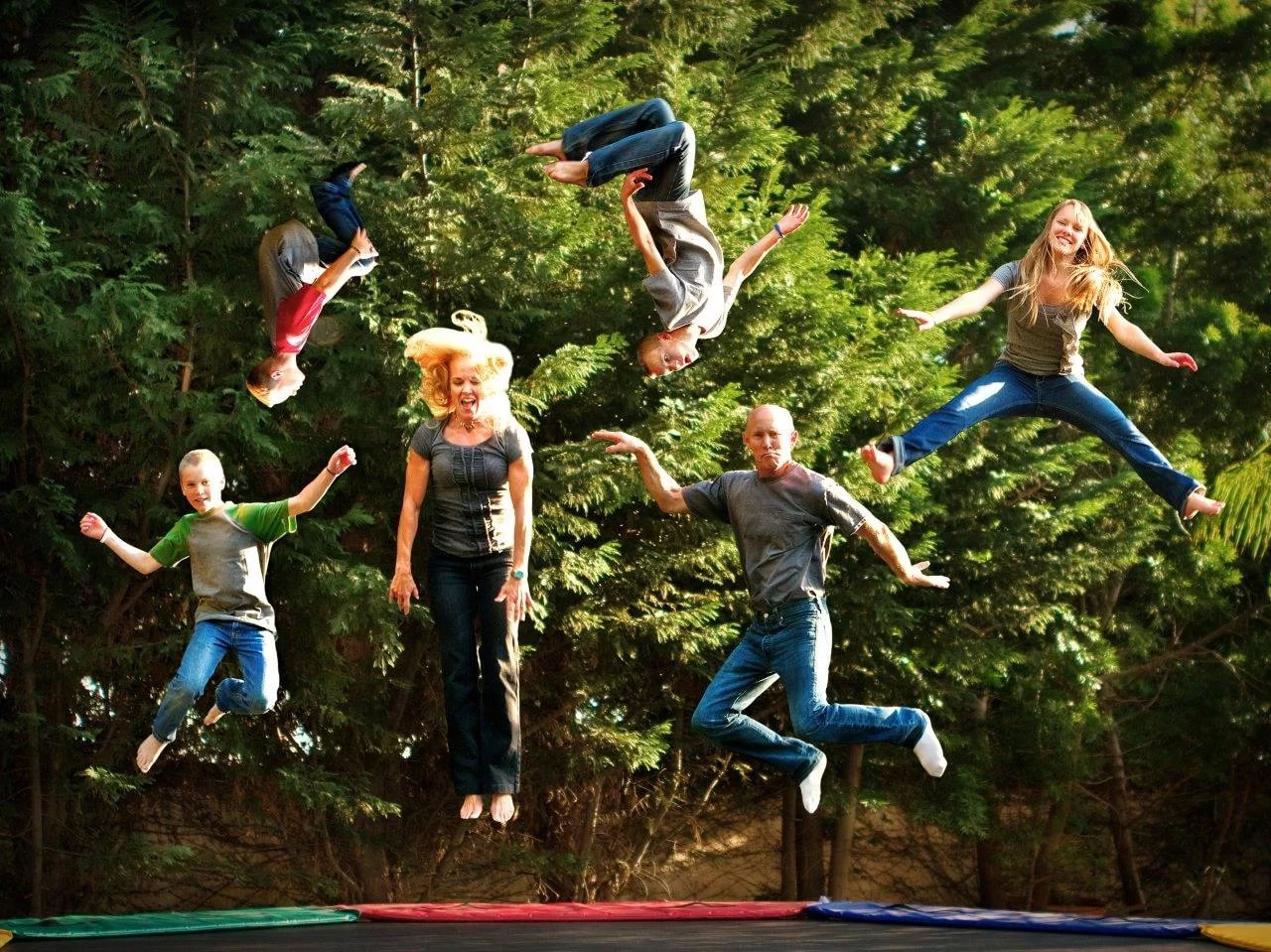 Духовные развлечения. Дети на батуте. Развлечения на природе. Человек прыгает на батуте. Дети в прыжке.